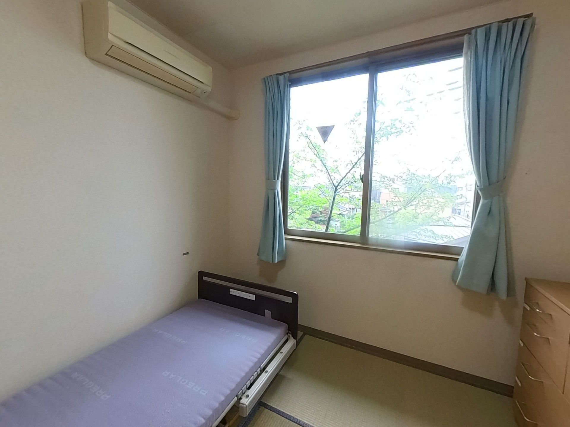 窓際のシンプルな部屋