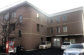 レンガ造りの建物外観