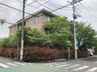 緑に囲まれた建物の外観