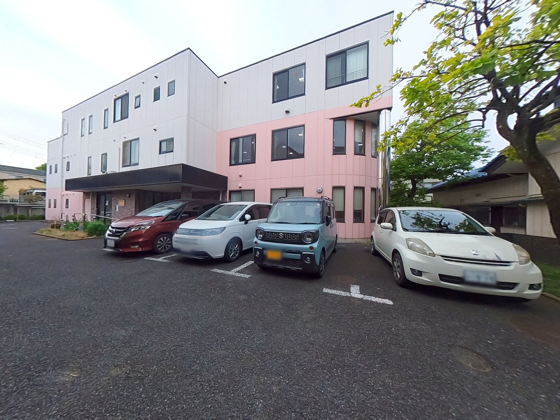 駐車場のある建物外観