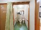 手すり付きのトイレと廊下