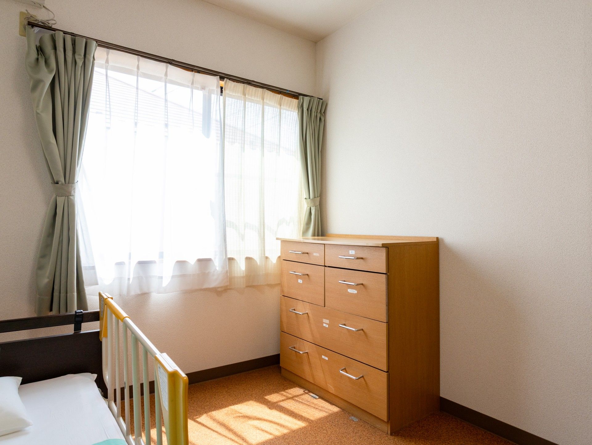 日差しが差し込む部屋