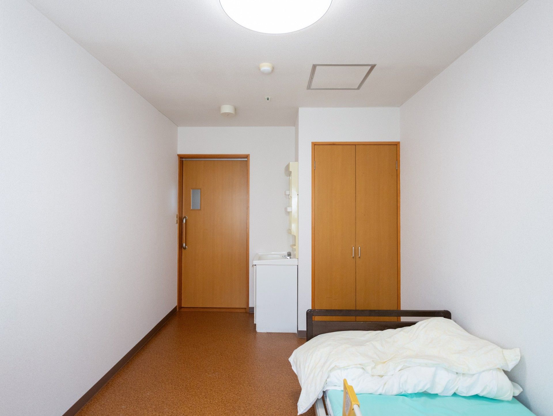 シンプルな個室の様子