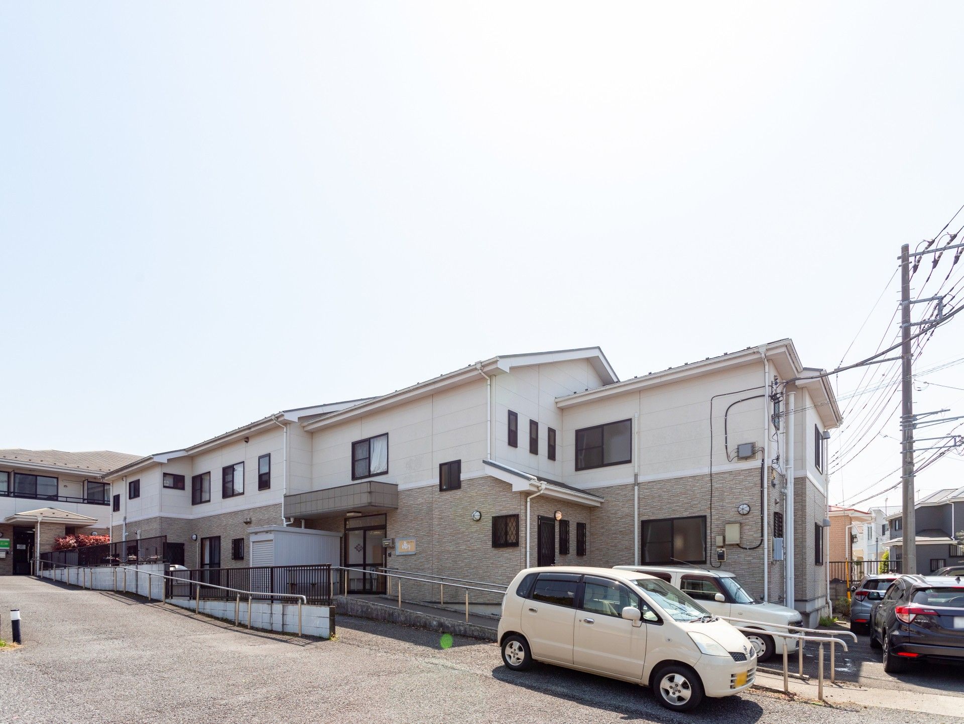 駐車場のある建物外観