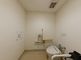 バリアフリー設計のトイレ空間
