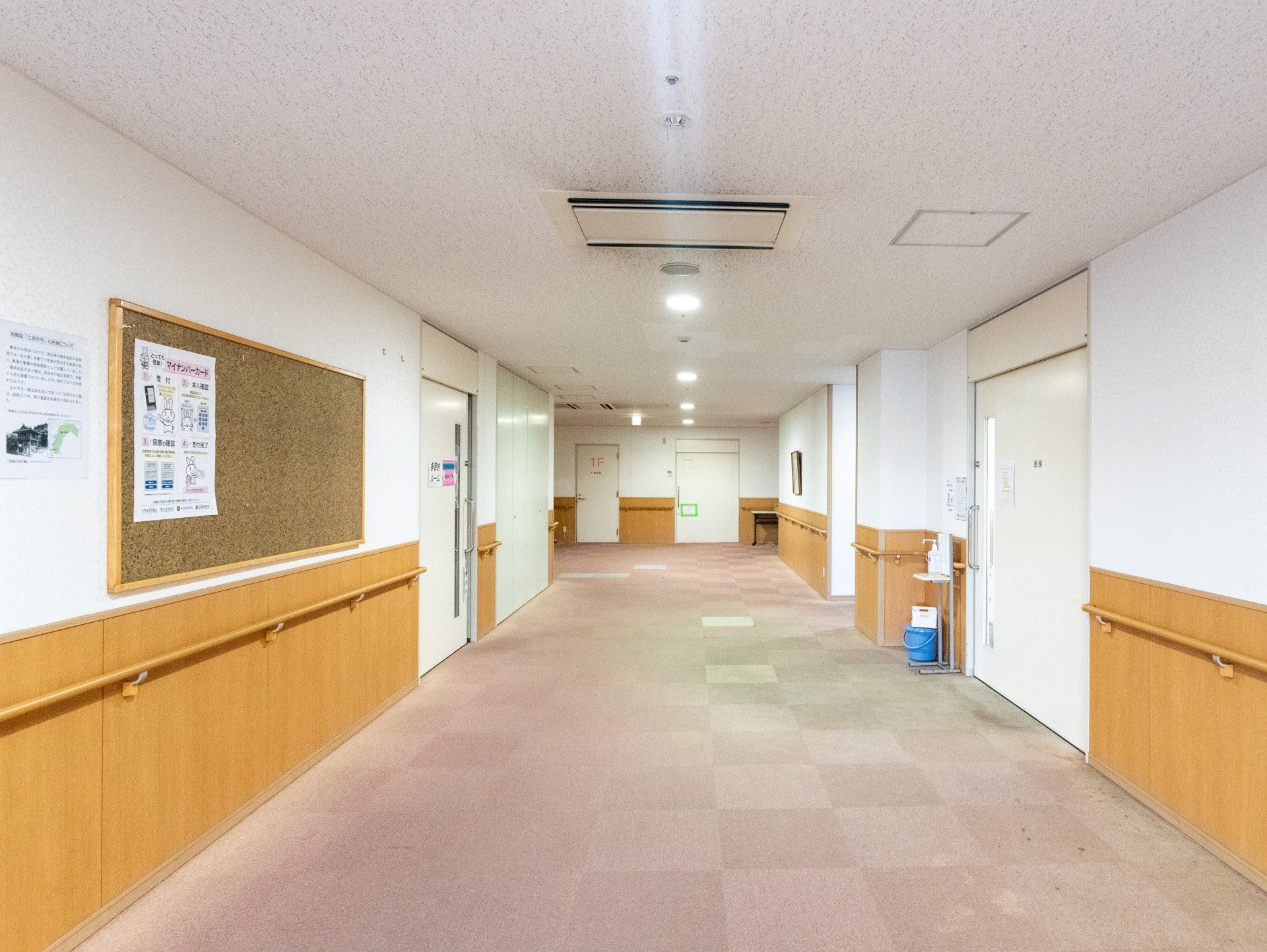 広々とした廊下の様子
