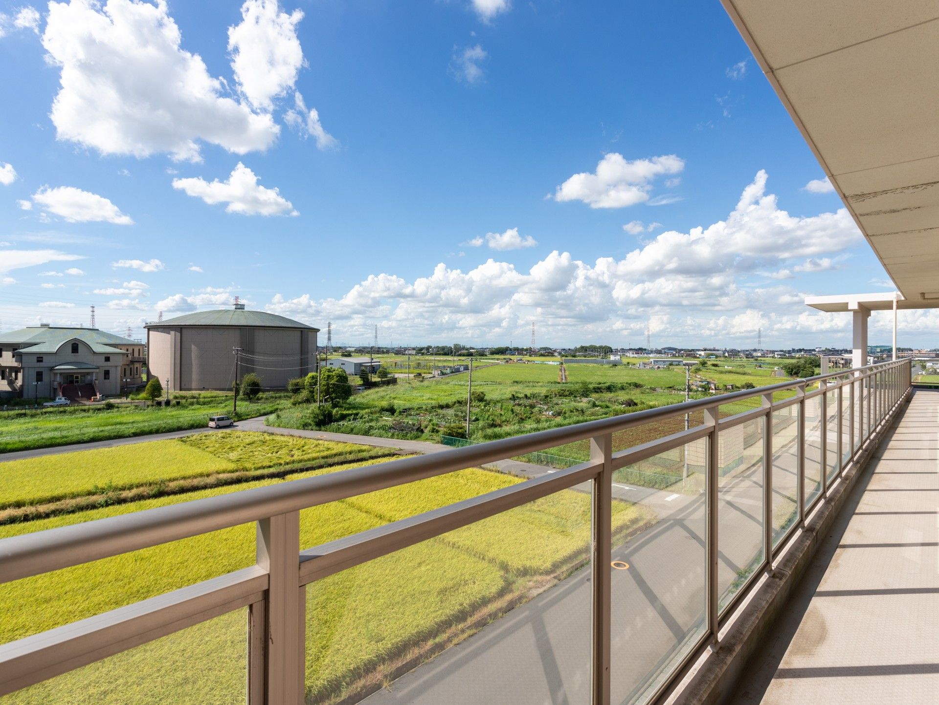 広々としたバルコニーの風景