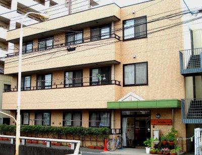 明るい外観の建物入口