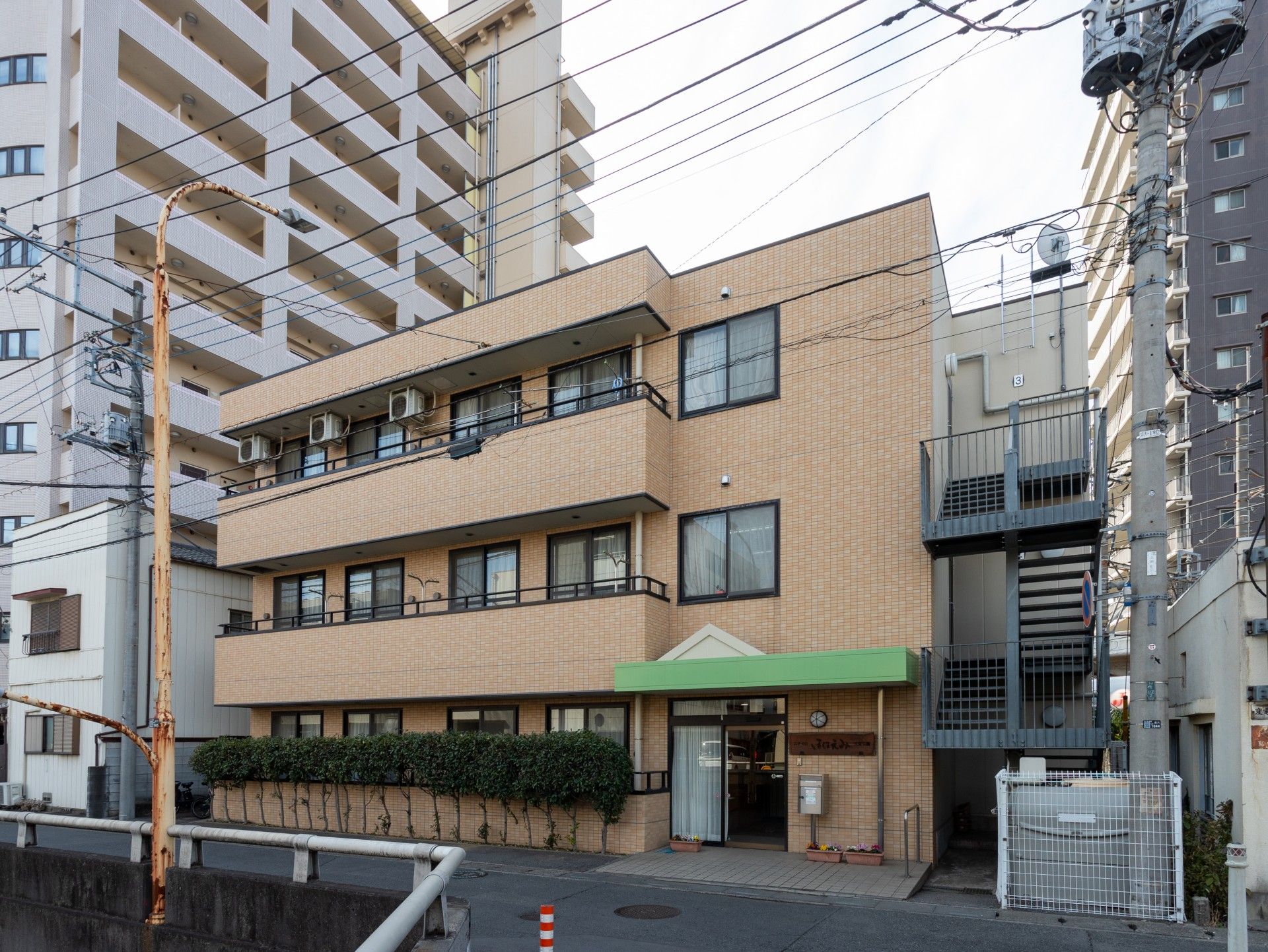 落ち着いた外観の建物