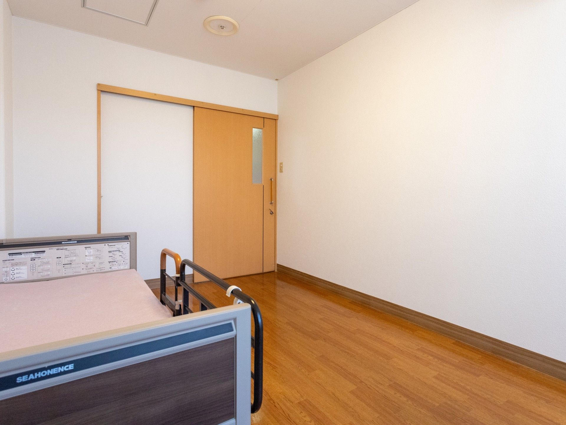 シンプルな居室の一角