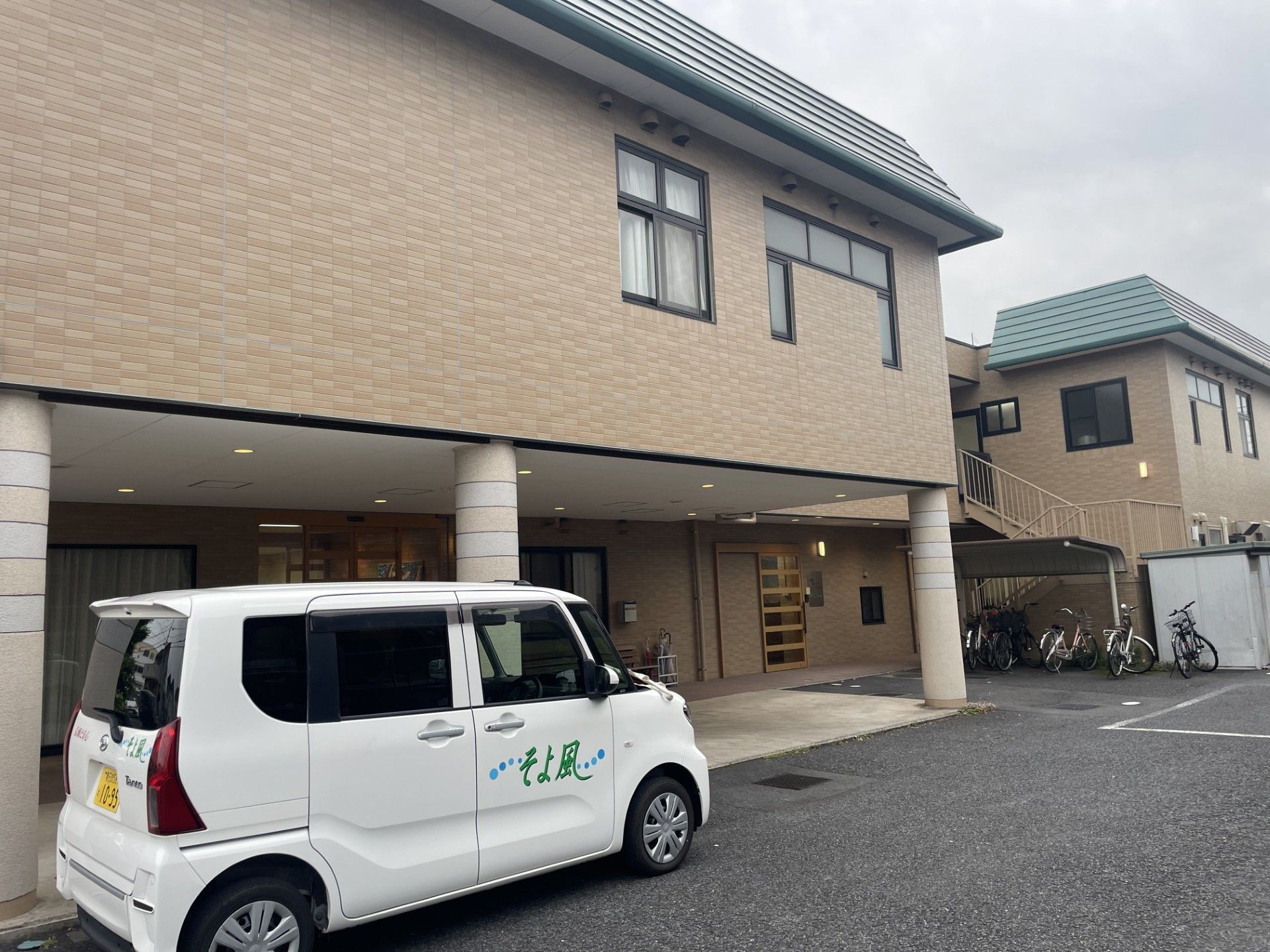 エントランス前の送迎車