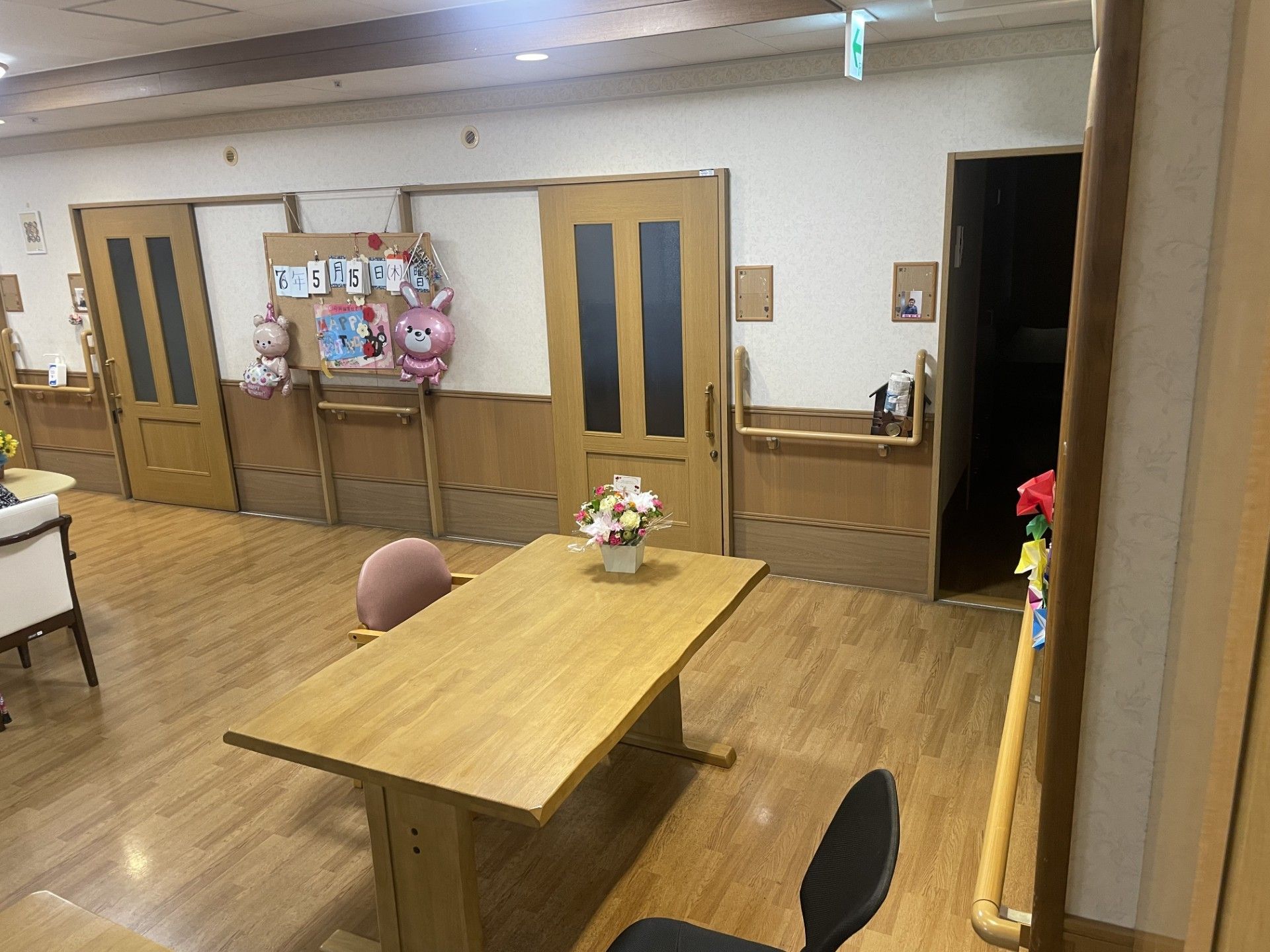 明るい廊下とテーブル