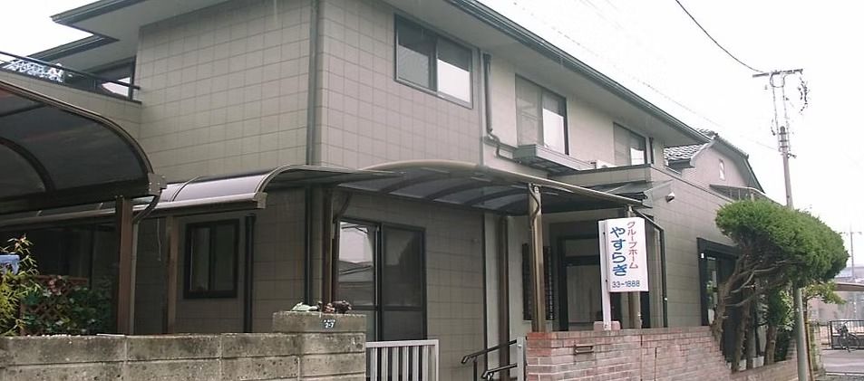 落ち着いた外観の建物
