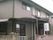 落ち着いた外観の建物