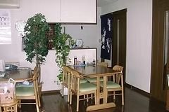 落ち着いた食事スペース