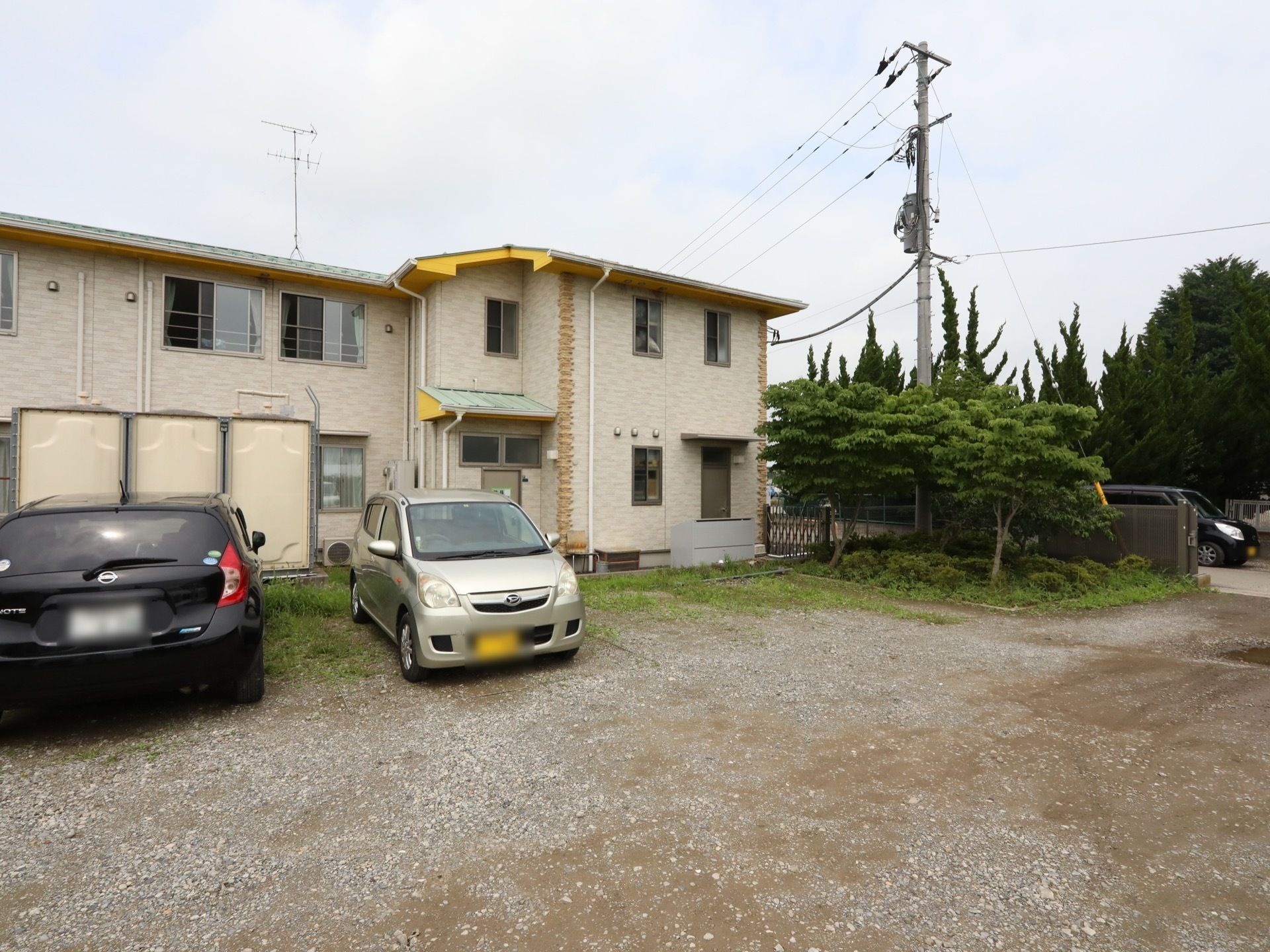 施設の建物の近くには駐車スペースがある。砂利を薄く敷いた広い空き地で、数台の車を駐車することができる。