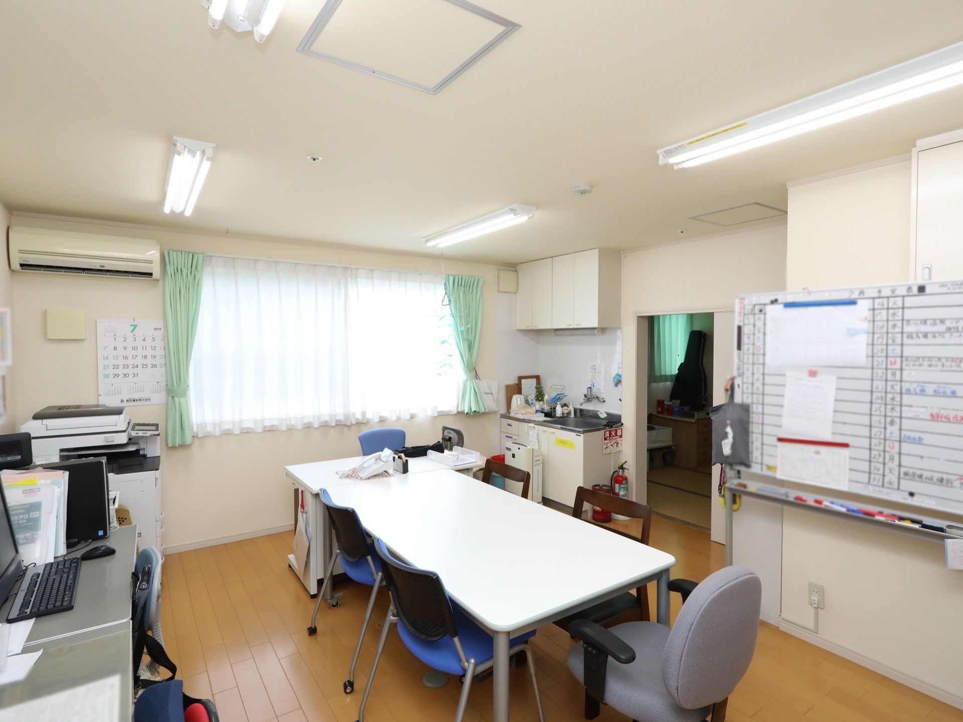 施設にはスタッフが常駐する部屋がある。事務机や話し合いをするテーブルと椅子、ホワイトボードなどが揃っている。