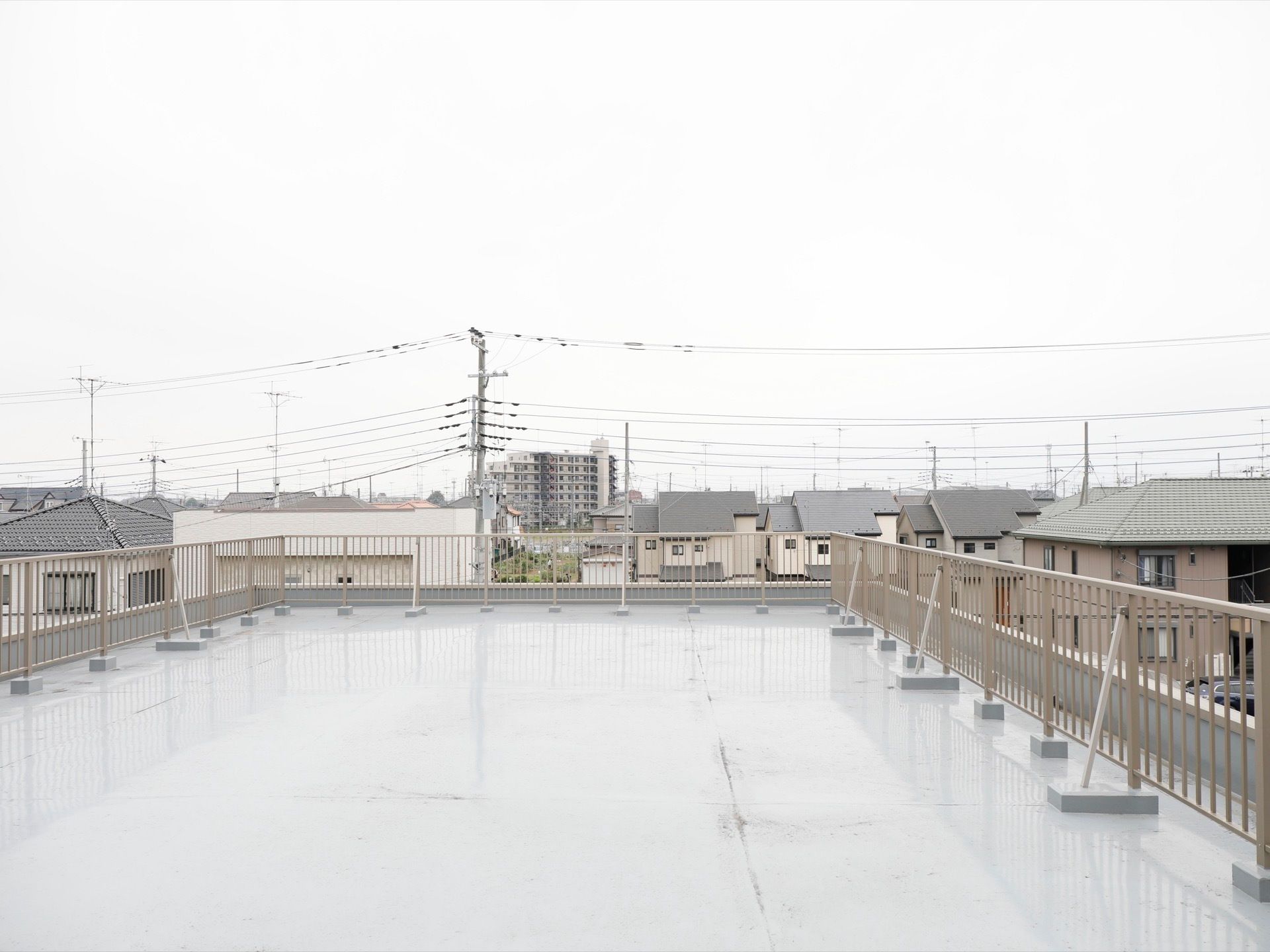 閑静な住宅街の中にあるグループホームである。屋上の周りには転落防止のため、肩の高さほどのフェンスが設置してある。