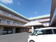 介護施設の外観と駐車場