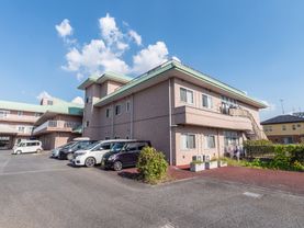 施設の敷地内の大きな駐車スペース