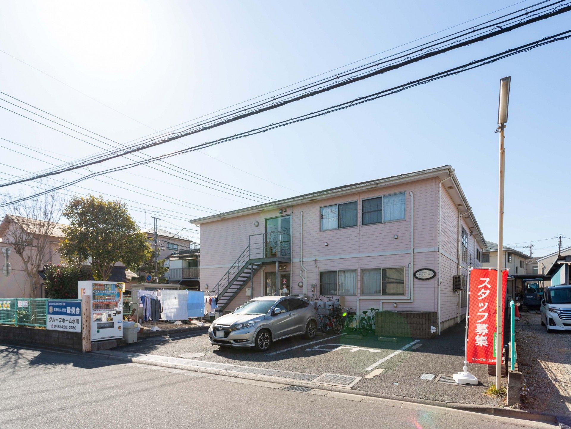 建物外観と駐車場