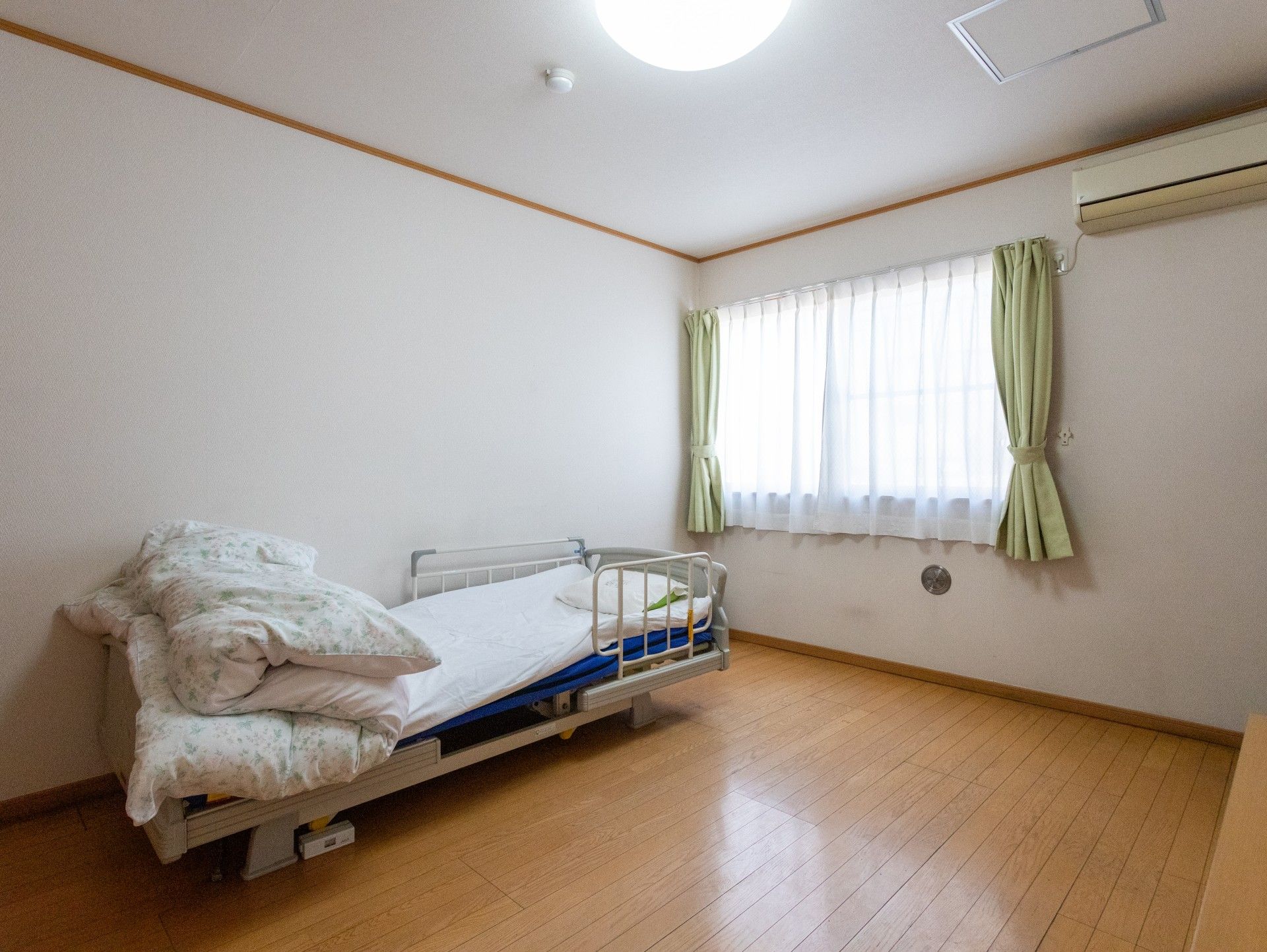 シンプルな個室の様子