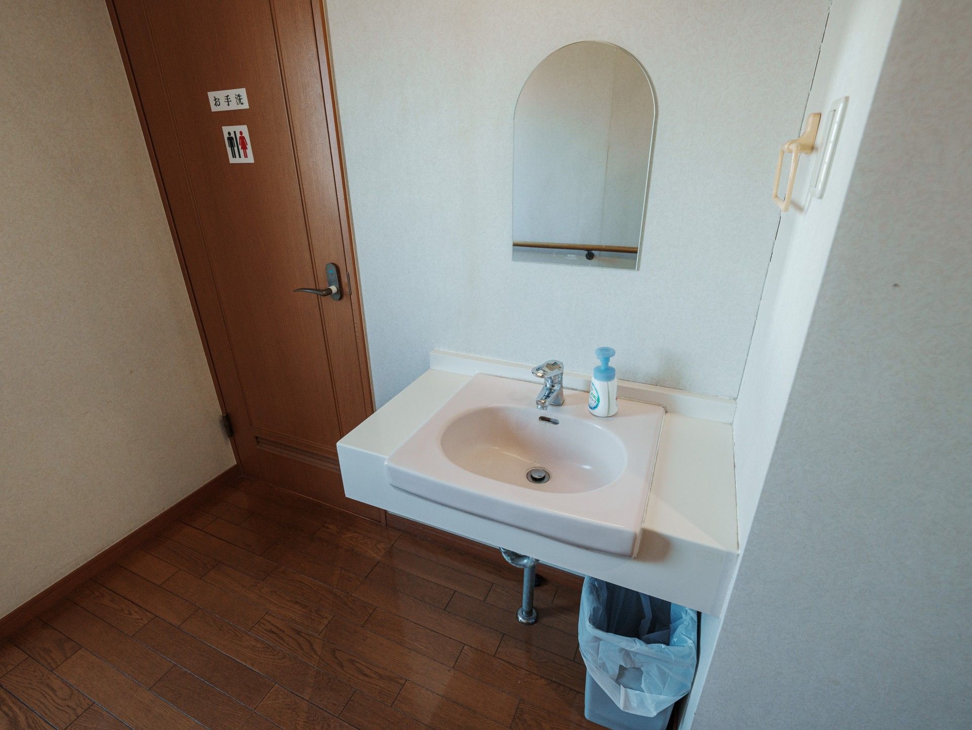 洗面台とトイレの入口