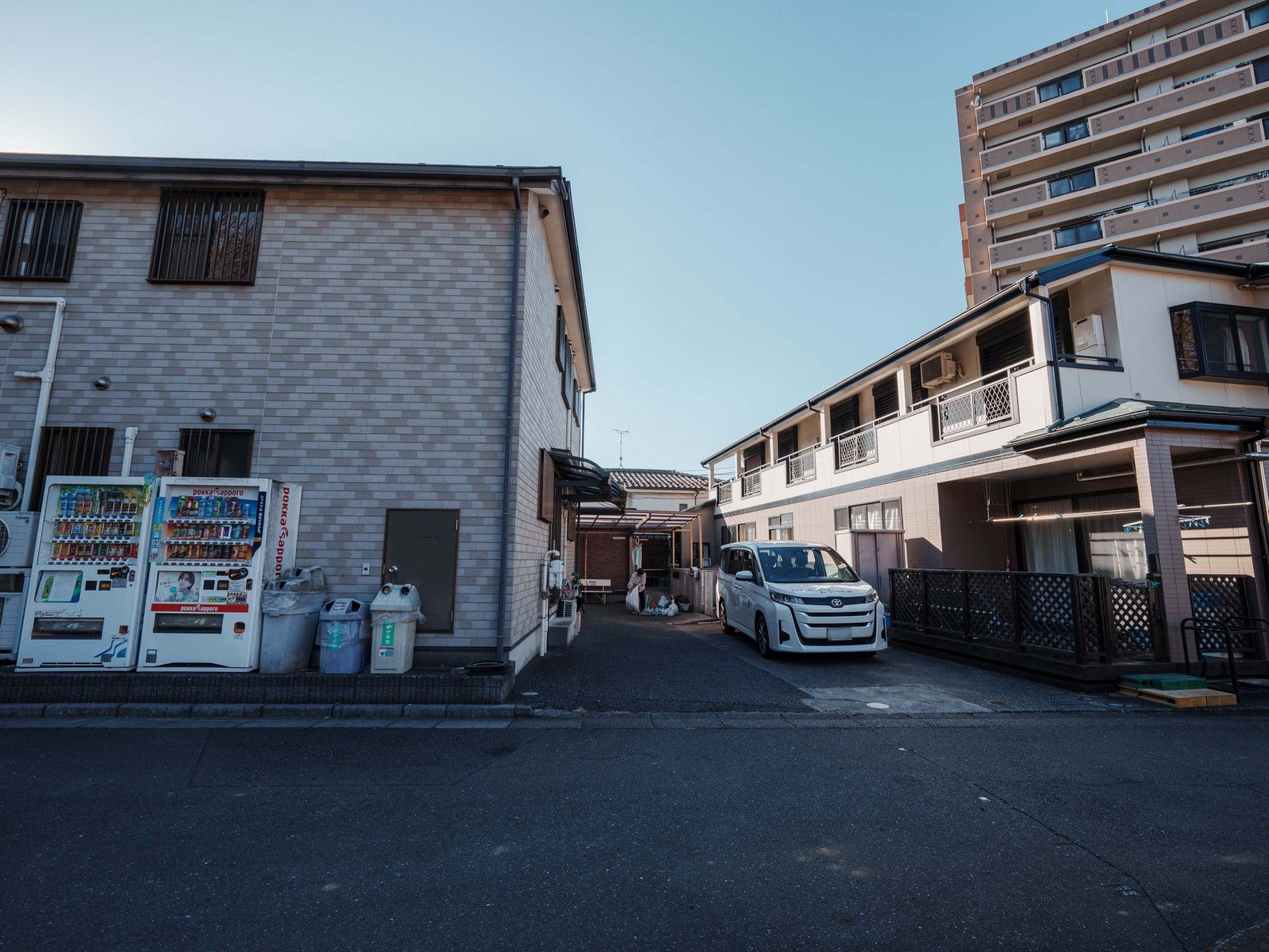 建物の外観と駐車場