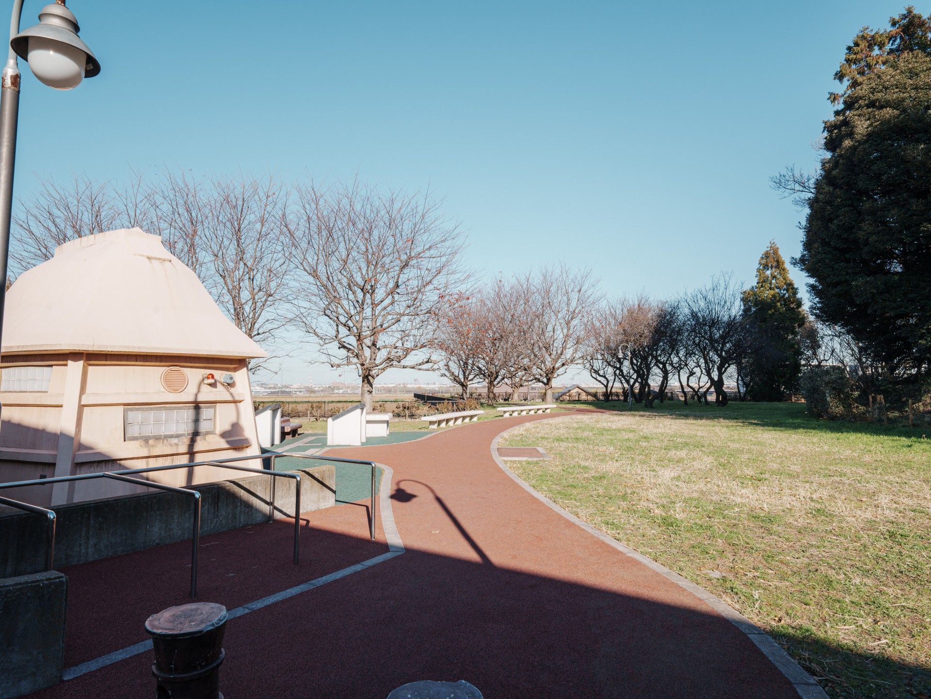 散歩道と建物の外観