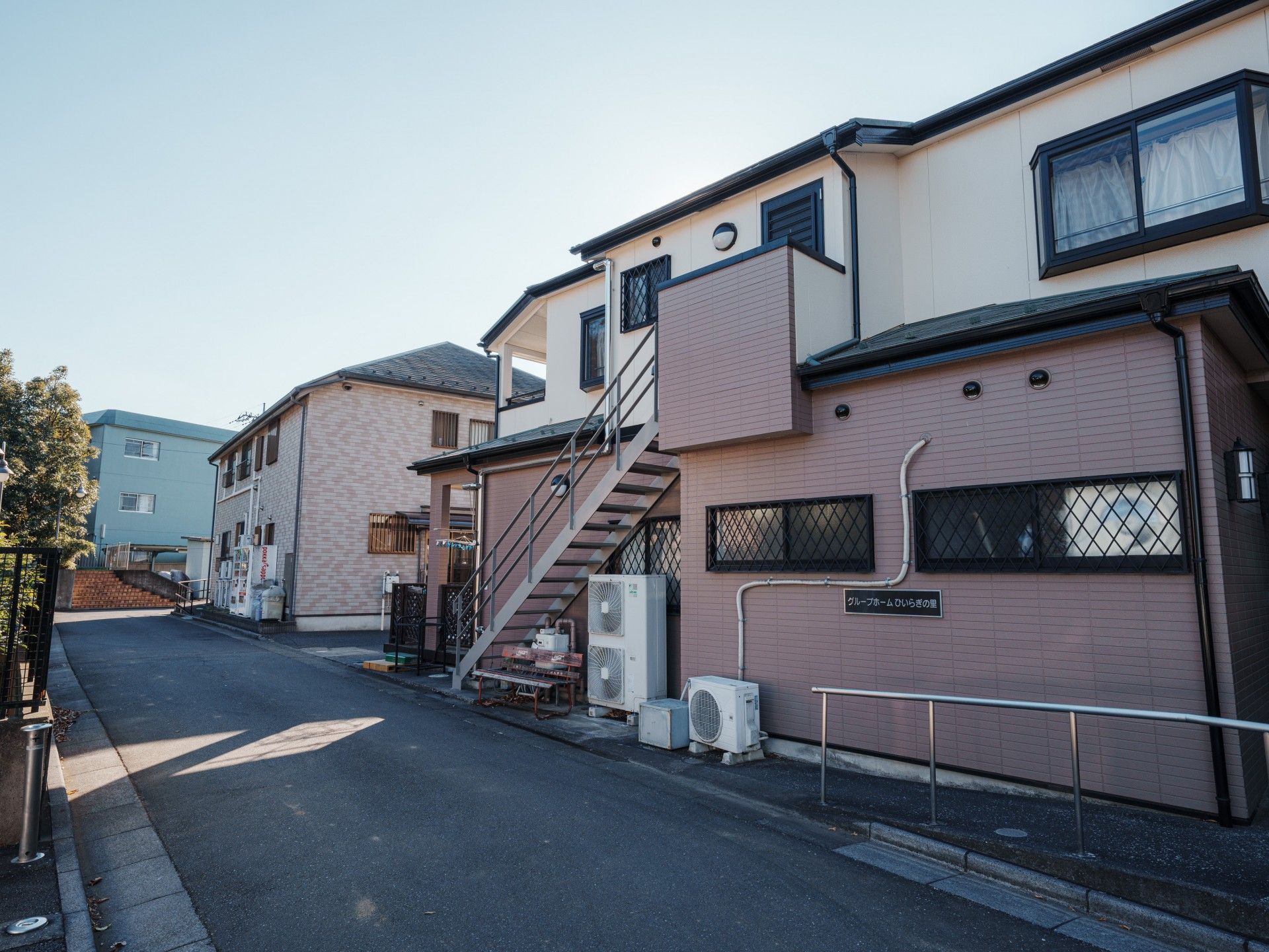 建物の外観と通路