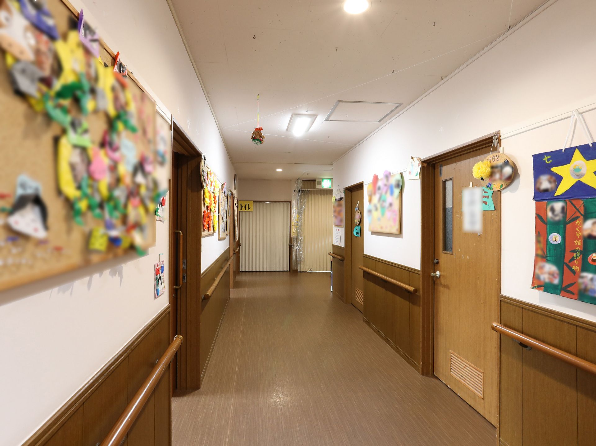 手すりが設置されている廊下