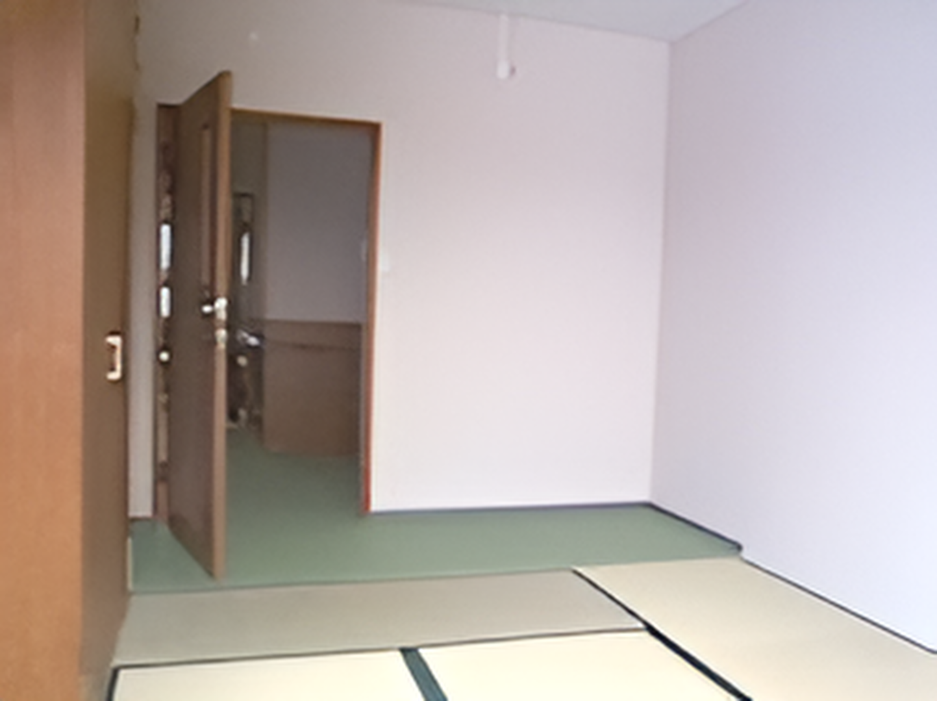 家具や家電は置かれていない畳敷きの和風の部屋には大きなクローゼットが置かれている。