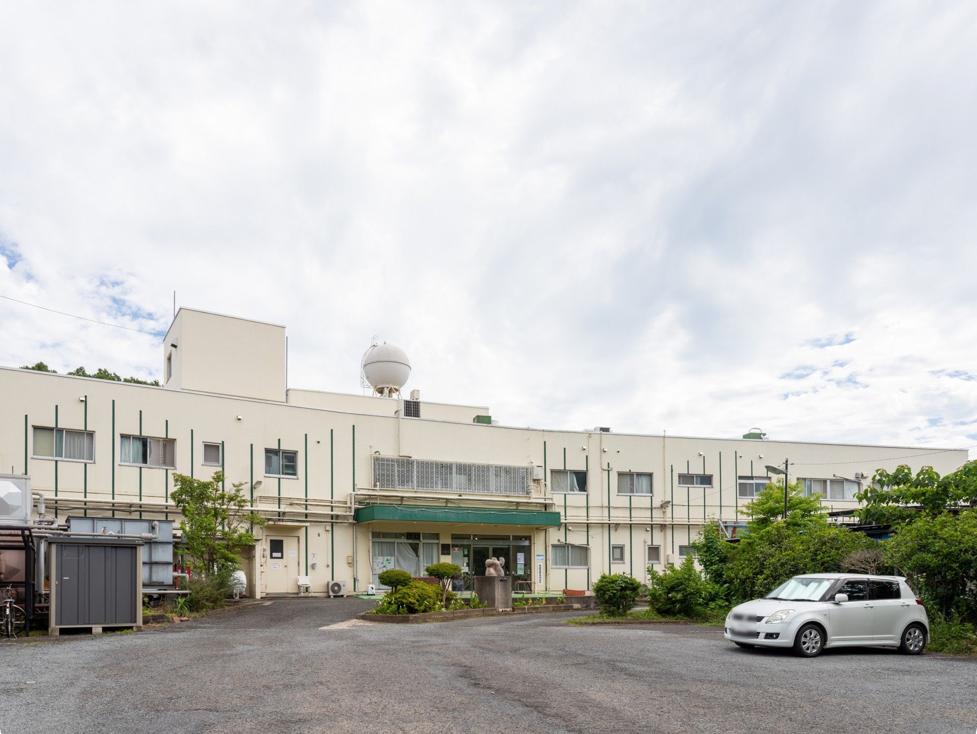 緑に囲まれた建物の外観