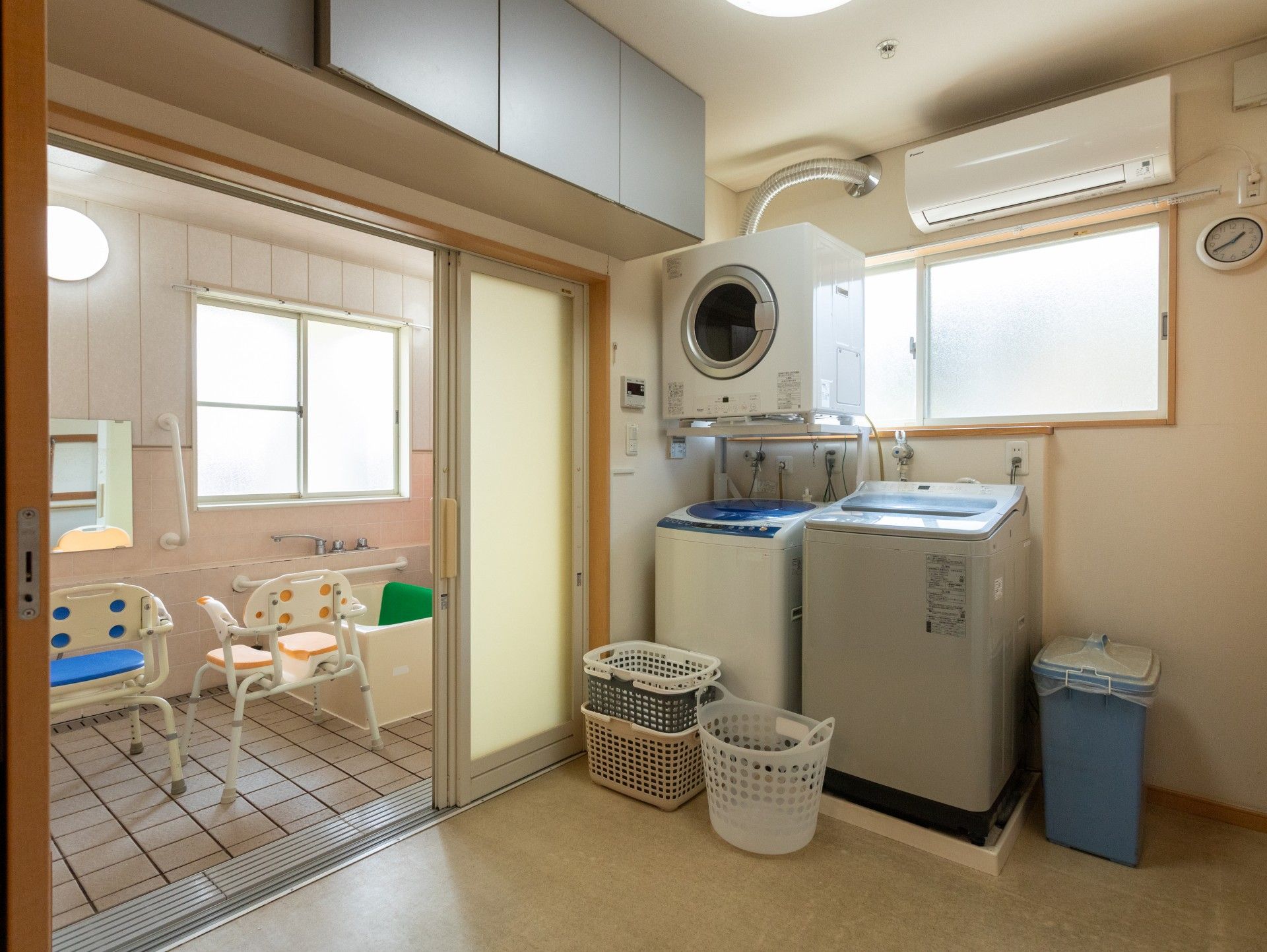 洗濯機と浴室のある部屋