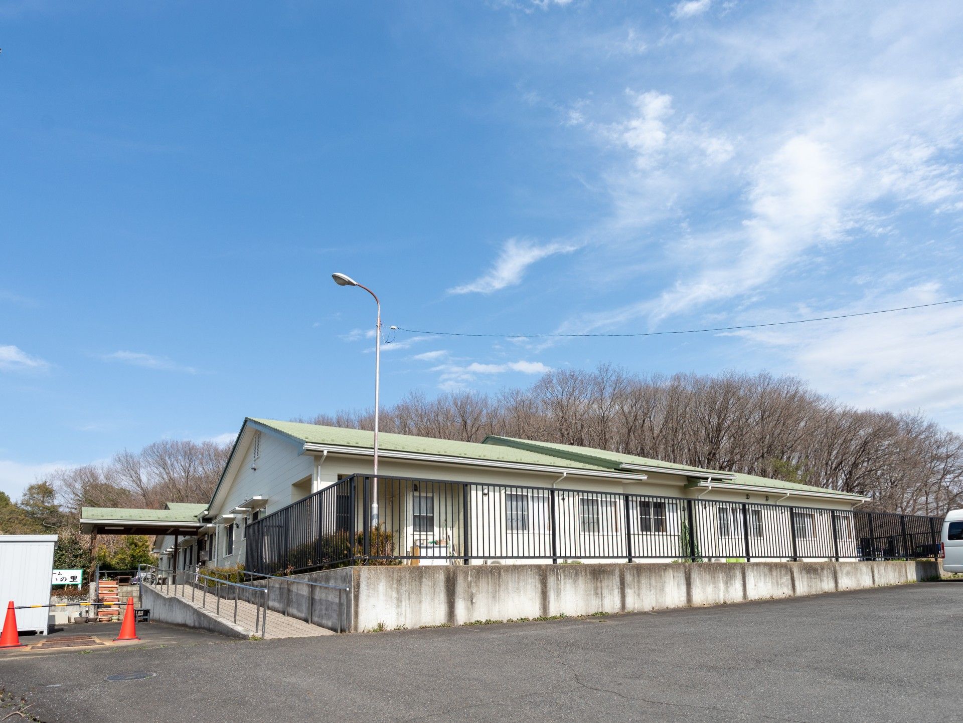 青空の下の建物外観