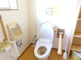 明るく清潔なトイレの一室