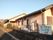 施設は瓦屋根の平屋建てになっている。まわりにはフェンスが立てられており、施設名が書かれた看板が取り付けられている。