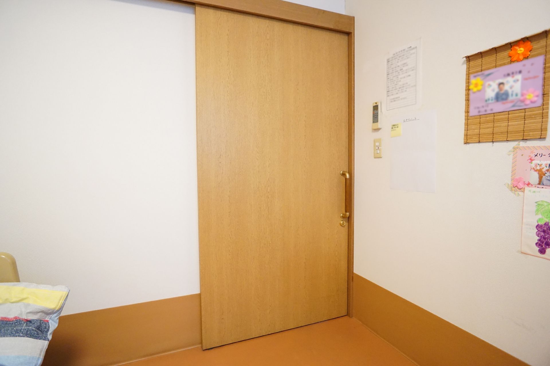 木製でできたスライド式のドアの居室