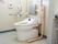 洋式トイレは車いすの方も利用しやすいようにスペースを広く確保。体を固定しやすいよにひじ掛けがついている。