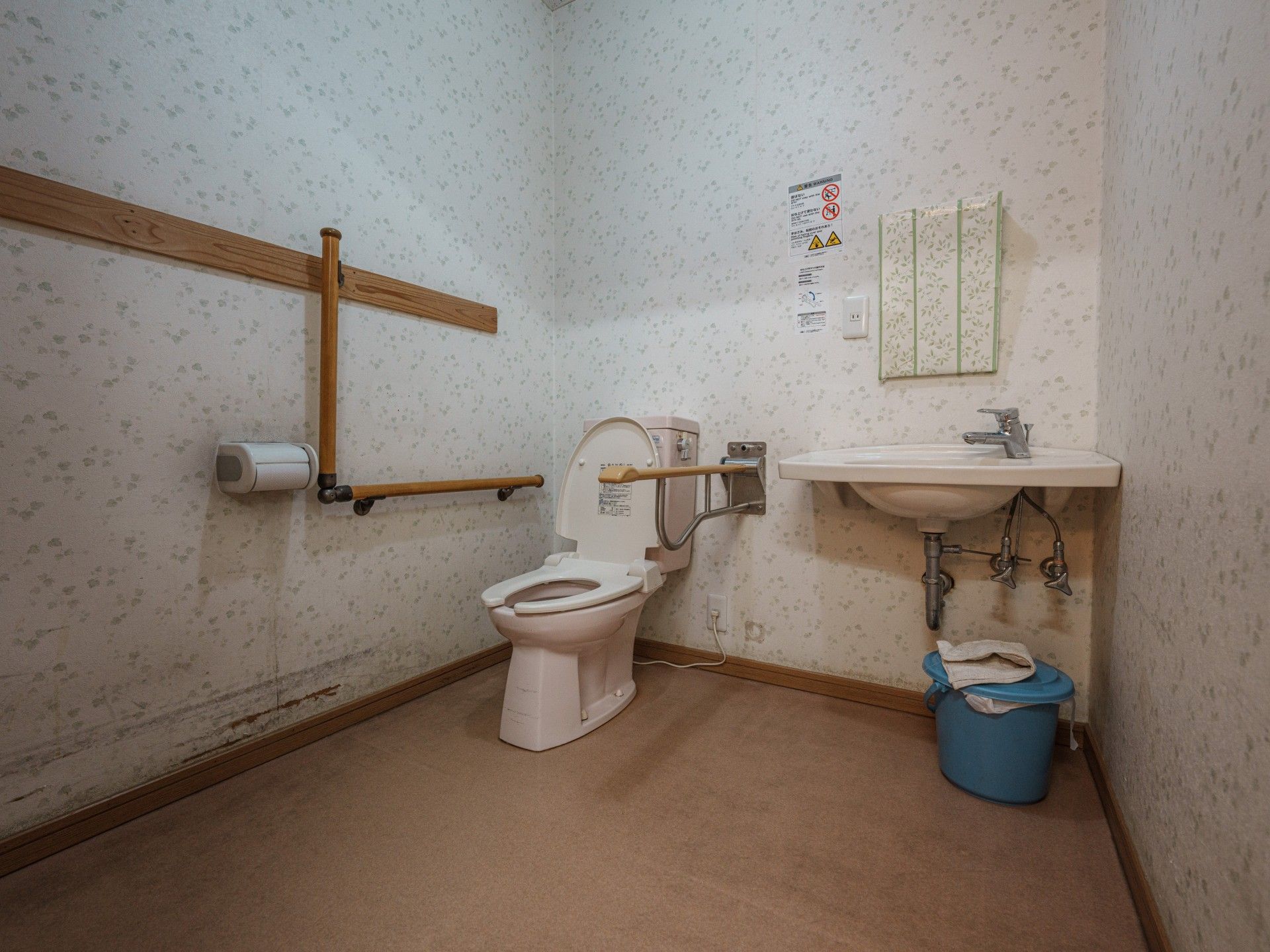 手すり付きのトイレ