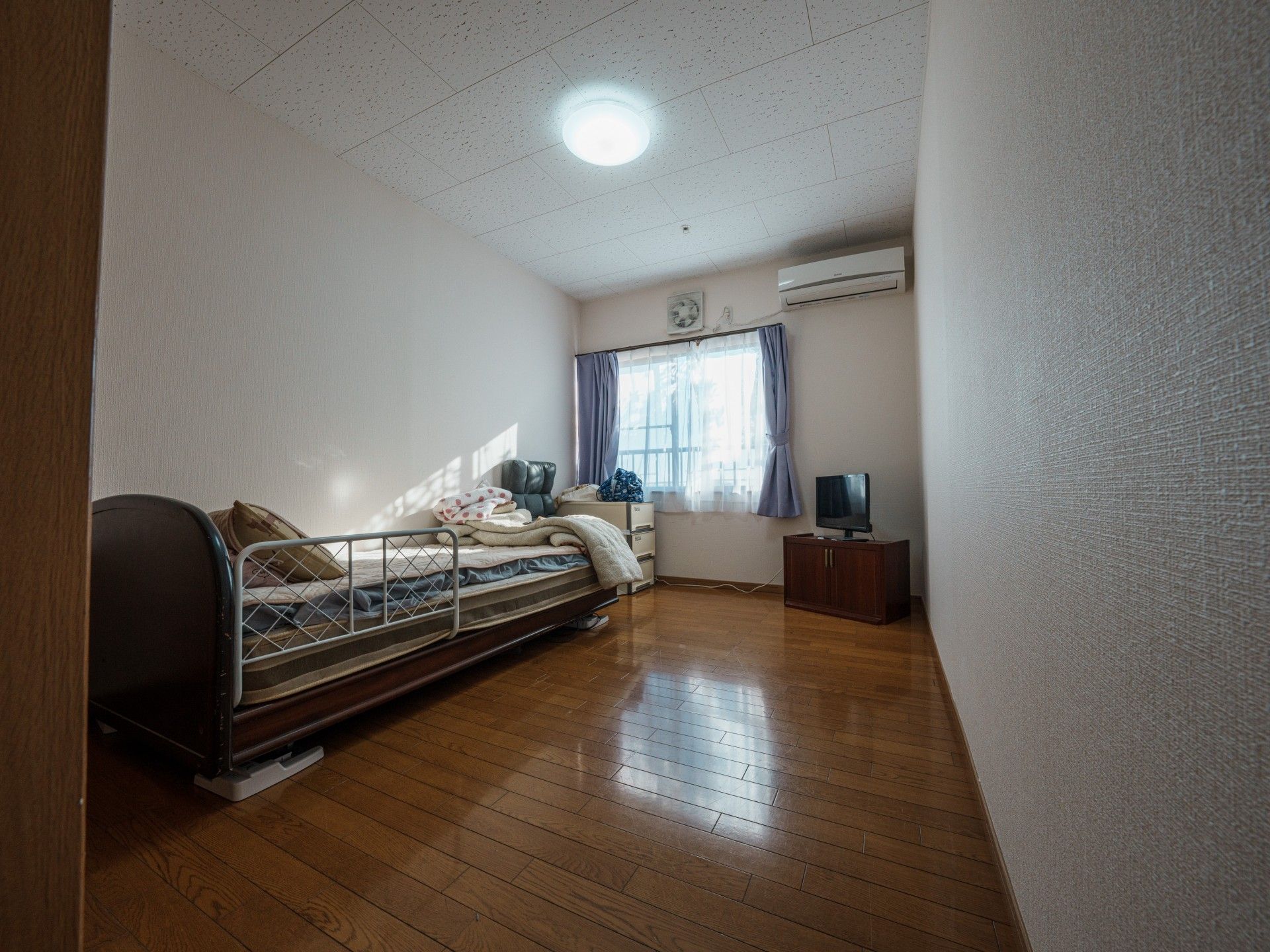 日差しが差し込む居室