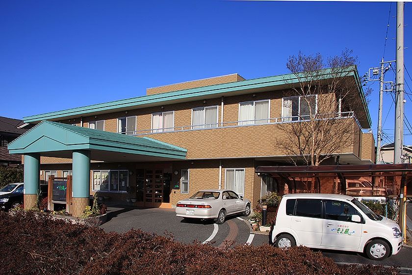 青空の下の建物外観