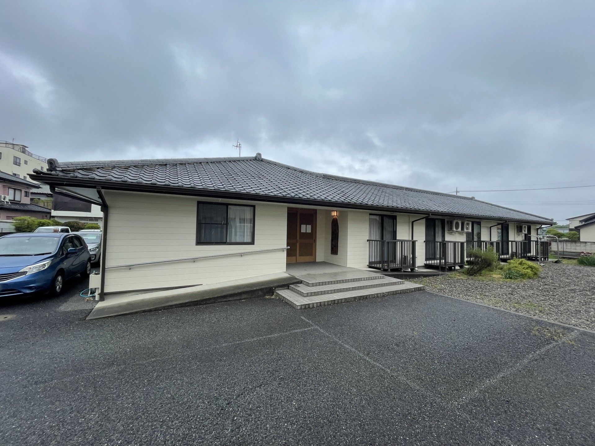 平屋建ての施設外観