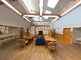 広々とした明るい共有スペース