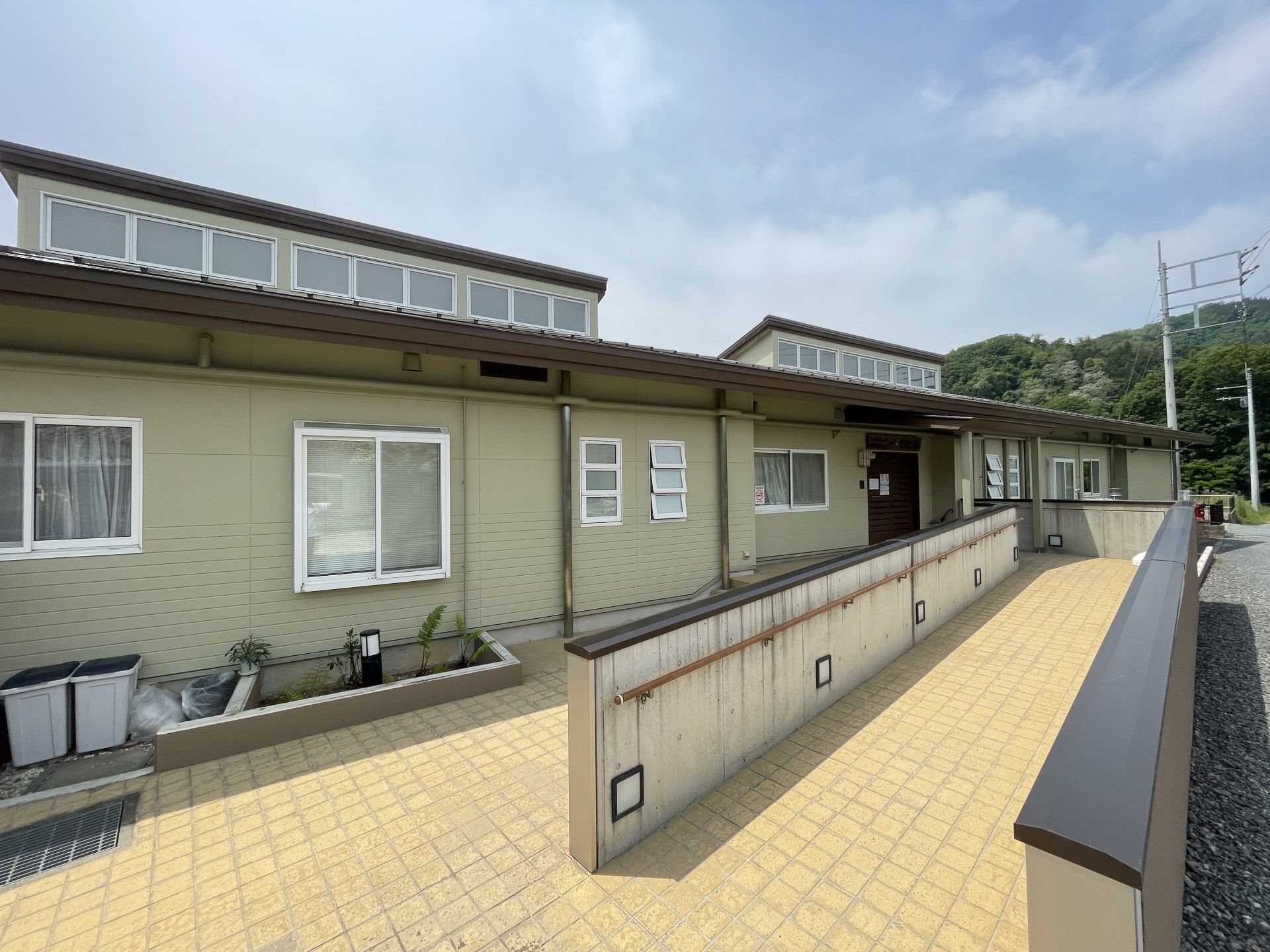 優しい色合いの建物外観