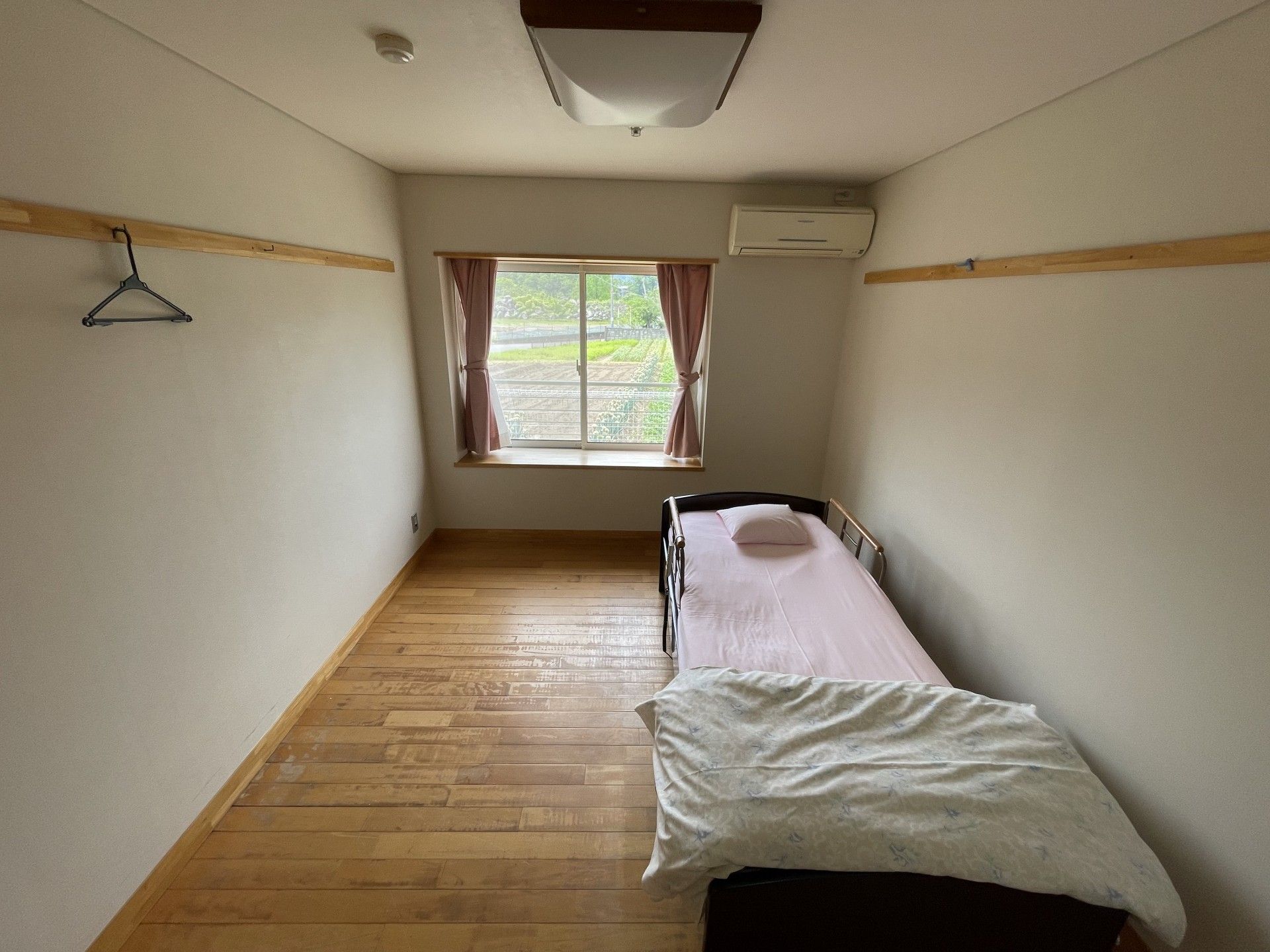 窓際のベッドがある部屋