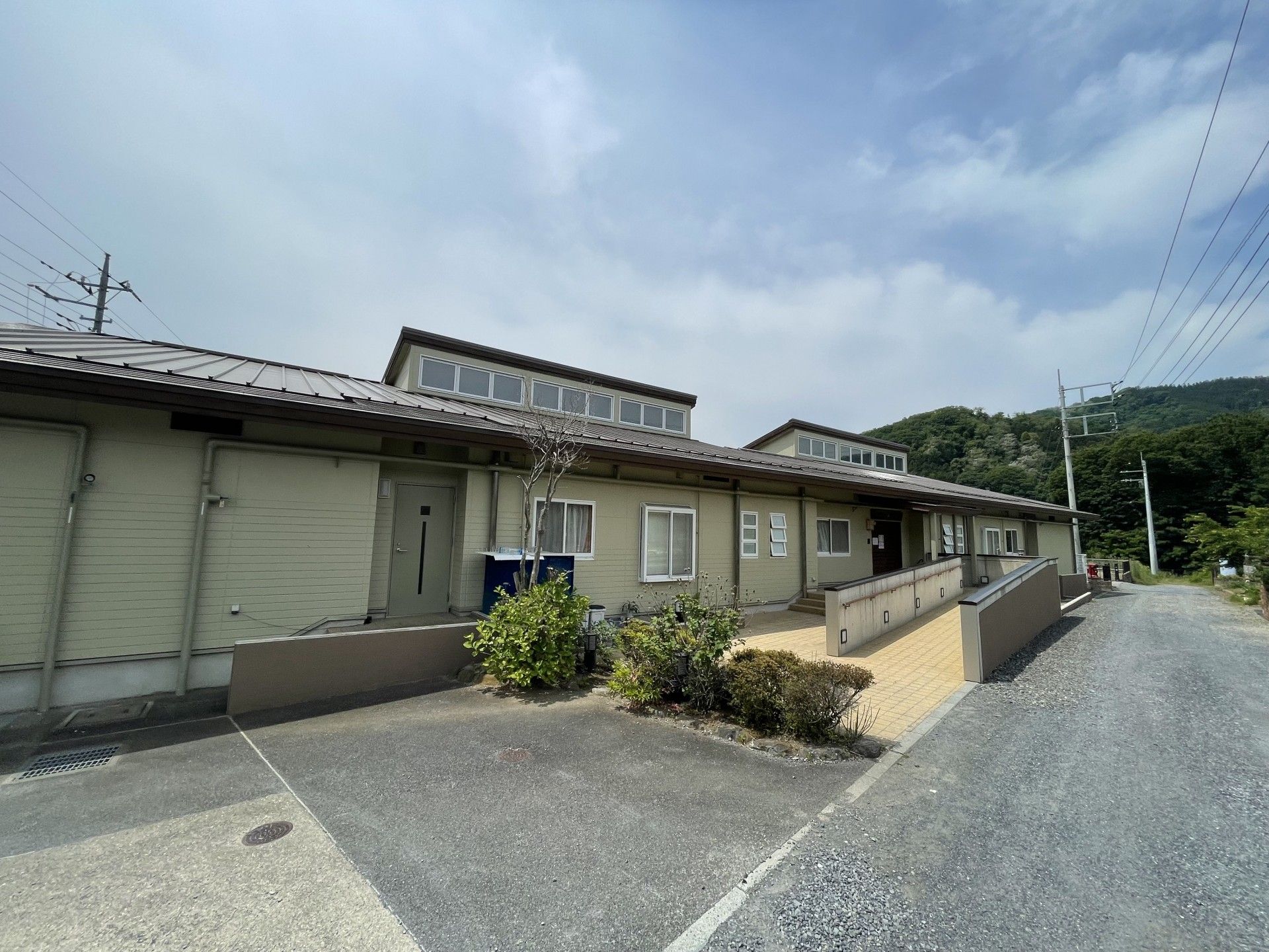 緑に囲まれた建物の外観