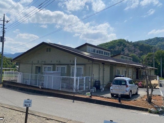 自然に囲まれた建物外観