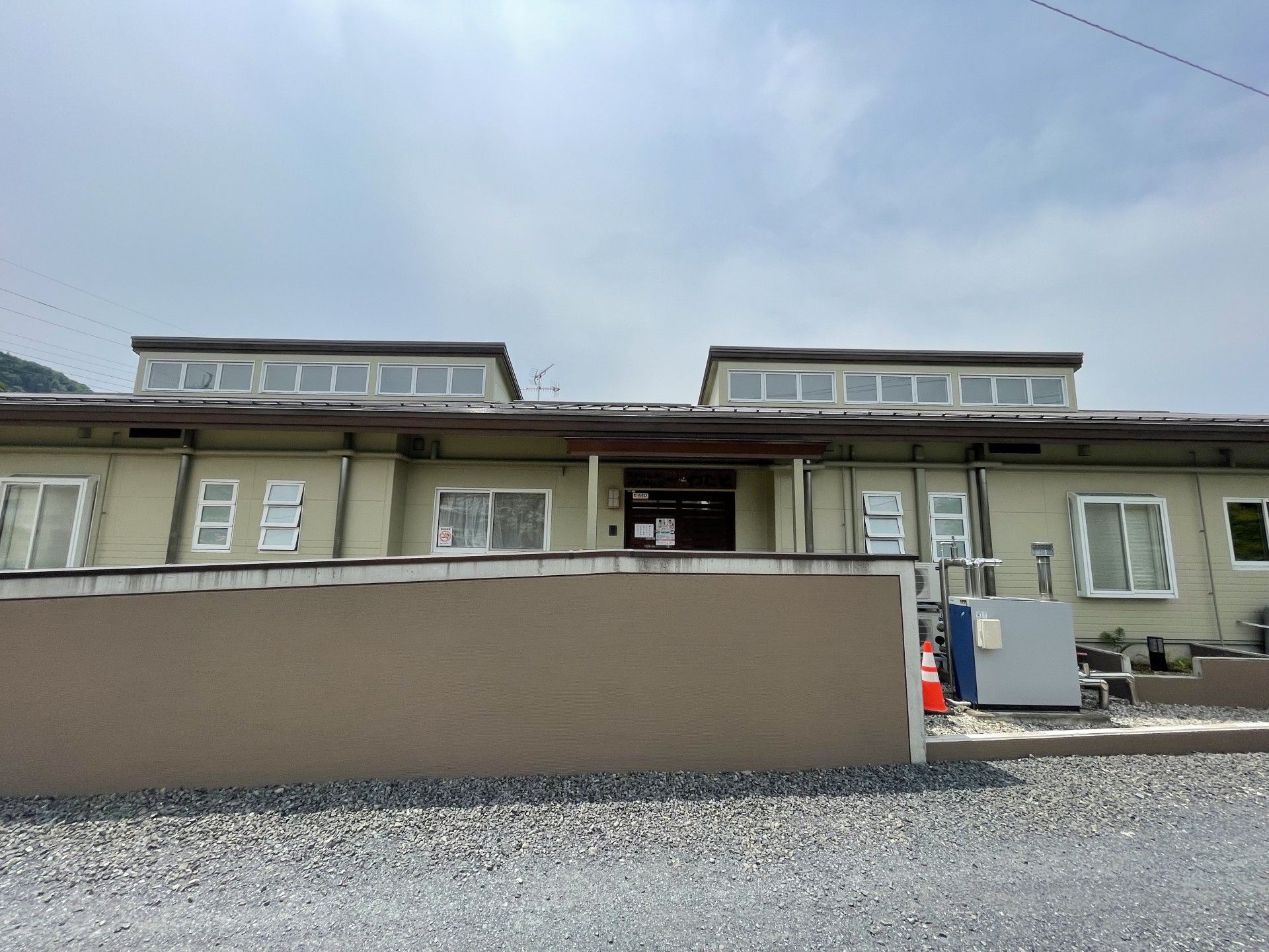 落ち着いた外観の建物