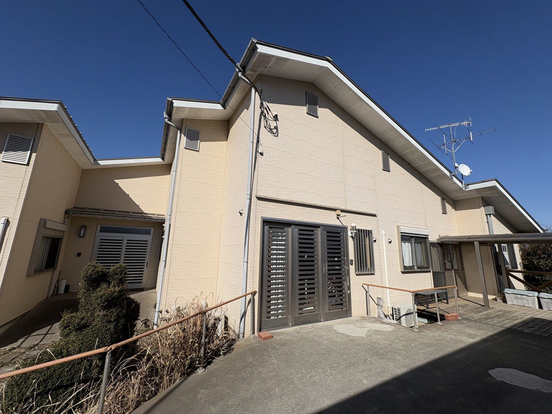 日差しが差し込む建物外観